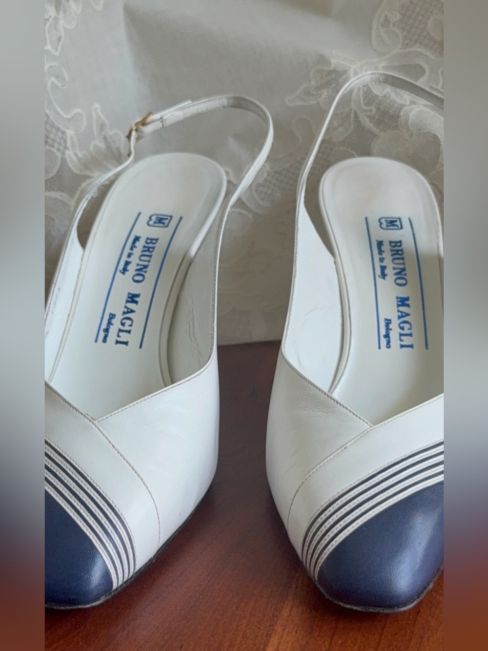 Bruno MAGLI 7.5 White & Navy Pinstripe Slingback Pumps Vintage - Picture 11 of 11